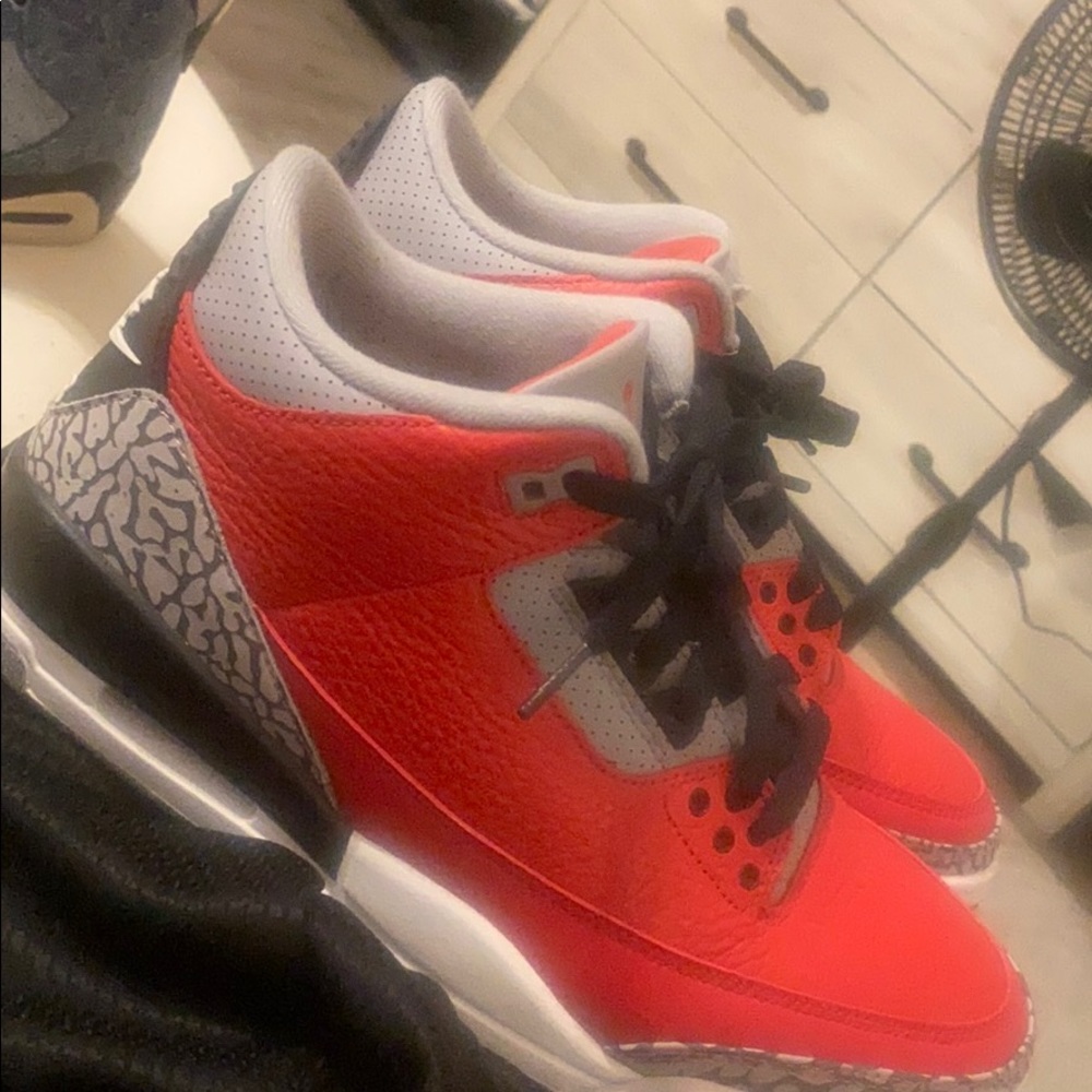 Red cement 3s - Picture 3 of 3